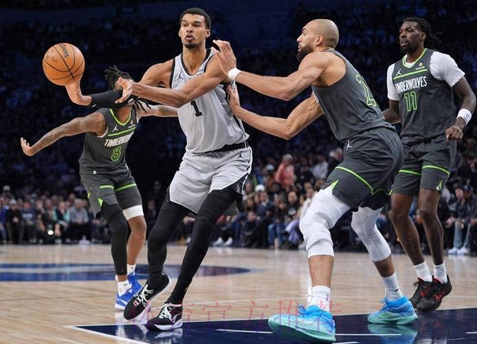 马刺连丢绝杀被逆转19分!三后卫35中8+10失误背锅 文班低头沮丧 马刺连丢绝杀被逆转19分!三后卫35中8+10失误背锅 文班低头沮丧